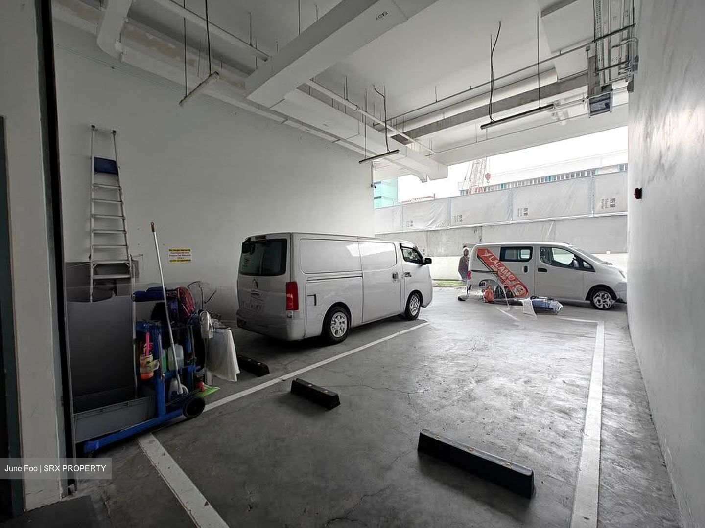 Solstice Business Center (D19), Factory #611825111